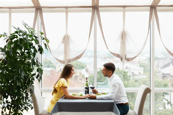 Vackert par i kärlek romantisk dag i restaurang. — Stockfoto