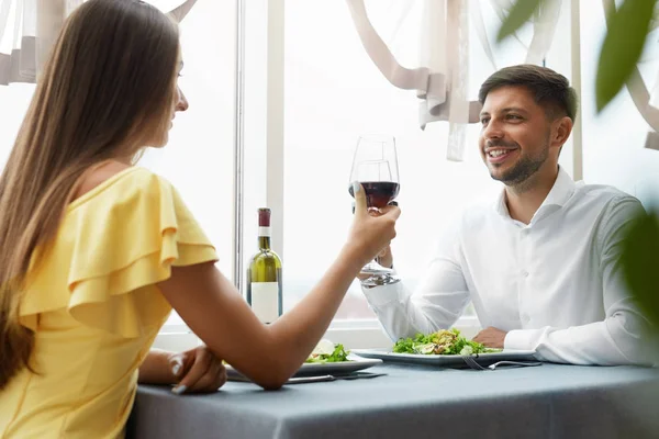 Casal bonito no amor na data romântica no restaurante . — Fotografia de Stock