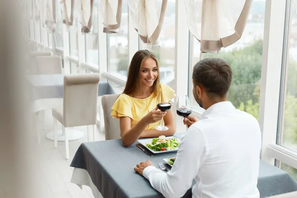 Mooie paar te eten In luxe Restaurant. — Stockfoto