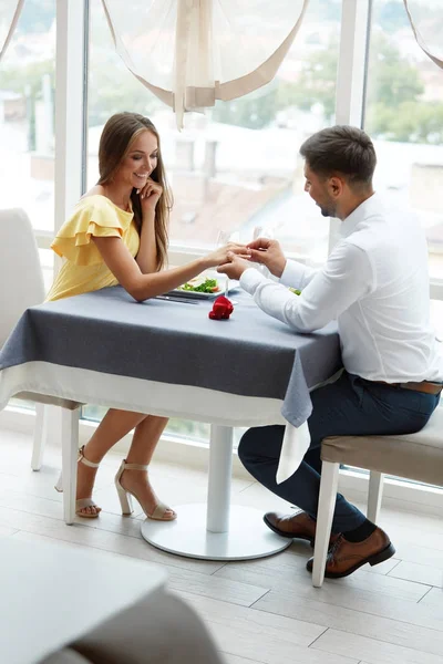 Homem fazendo proposta de casamento com mulher no restaurante . — Fotografia de Stock