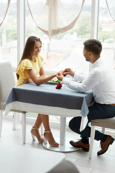 Man vrouw In Restaurant voorstel van huwelijk worden aangebracht. — Stockfoto