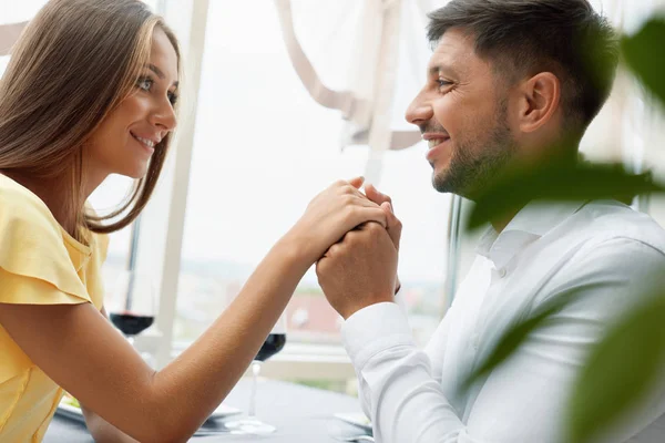 Schönes verliebtes Paar im Restaurant. — Stockfoto