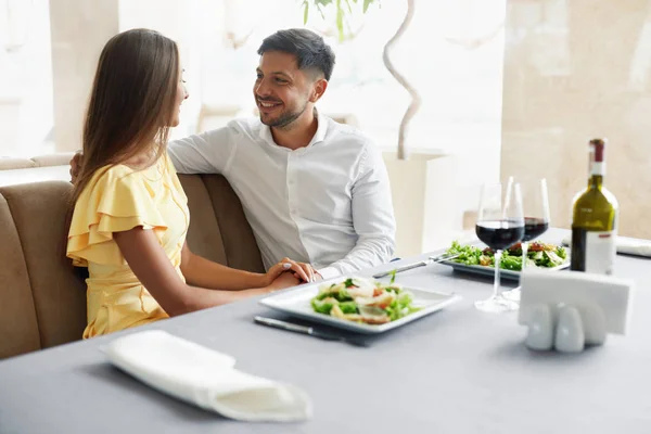 Casal romântico jantando para dois no restaurante . — Fotografia de Stock