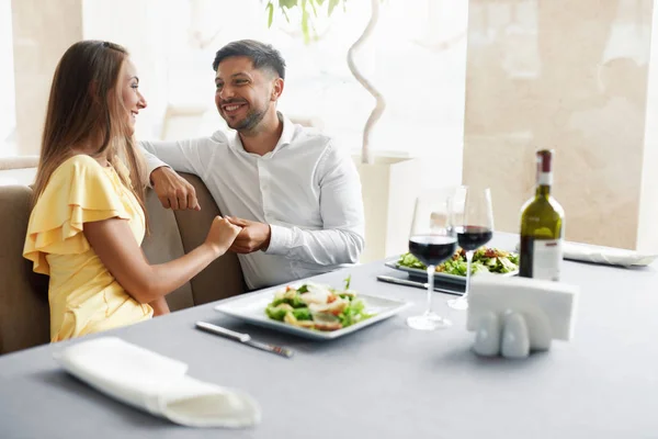 Romantisches Paar beim Abendessen zu zweit im Restaurant. — Stockfoto