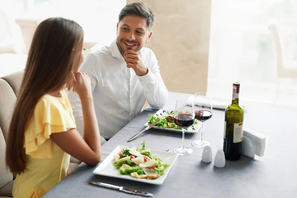 Romantiska par ha middag för två på restaurang. — Stockfoto