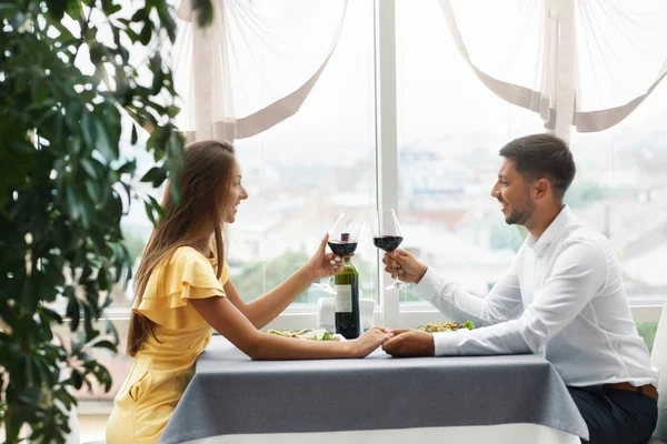 Romantic Couple Having Dinner For Two In Restaurant. — Stock Photo, Image