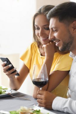 Restoranda yemek yerken telefonu arıyorum aşık Çift.