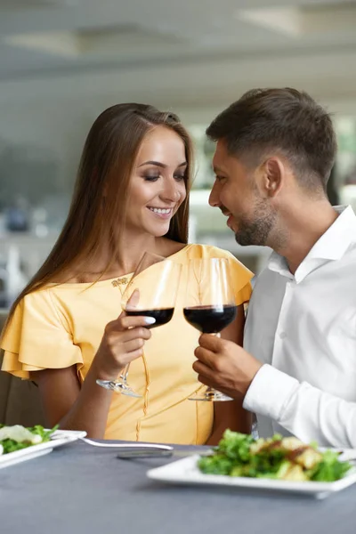 Härligt par ha middag i lyx restaurang. — Stockfoto