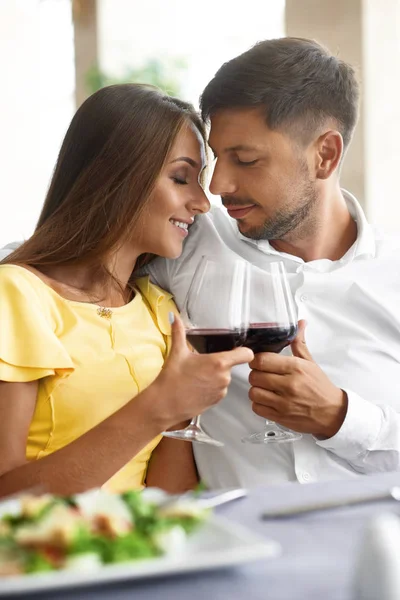 Casal no amor bebendo vinho no restaurante . — Fotografia de Stock