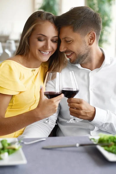 Casal no amor bebendo vinho no restaurante . — Fotografia de Stock