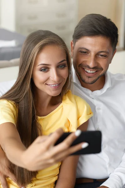 Pareja feliz. Pareja sonriente tomando fotos en restaurante . — Foto de Stock