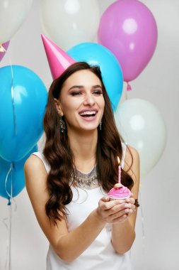Doğum günün kutlu olsun. Balonlar ve pasta partisi ile kız
