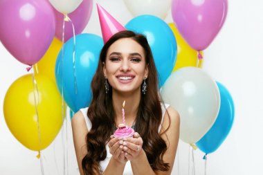 Doğum günün kutlu olsun. Balonlar ve pasta partisi ile kız
