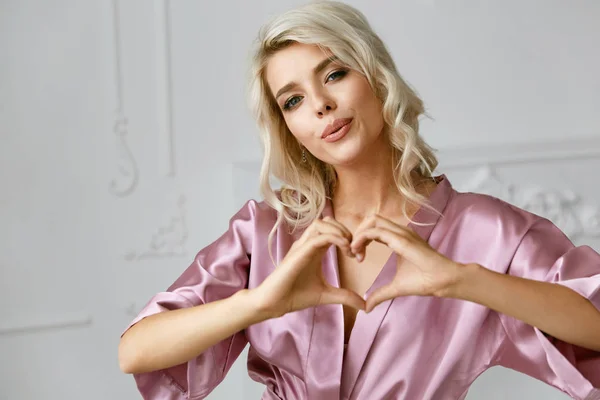 Kärlek. Vacker kvinnlig modell som visar hjärta med händerna. — Stockfoto
