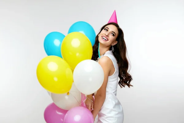 Дівчинка з дня народження. Красива жінка з барвистими повітряними кулями . — стокове фото