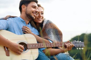 Doğada vakit piknik üzerinde Romantik Çift.