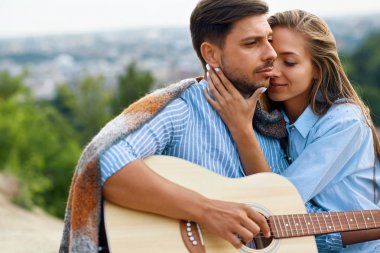 Doğada vakit piknik üzerinde Romantik Çift.