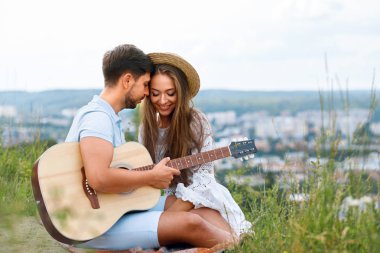 Doğada piknik üzerinde aşık güzel Çift