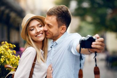 Fotoğraf çekmek eğlenceli seyahat, sahip güzel gülümseyen Çift