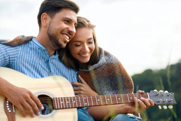 Romantis Pasangan Pada Piknik Menghabiskan Waktu di Alam . — Stok Foto