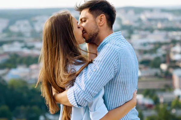 Beso de amor. Hermosa pareja besándose en la naturaleza — Foto de Stock