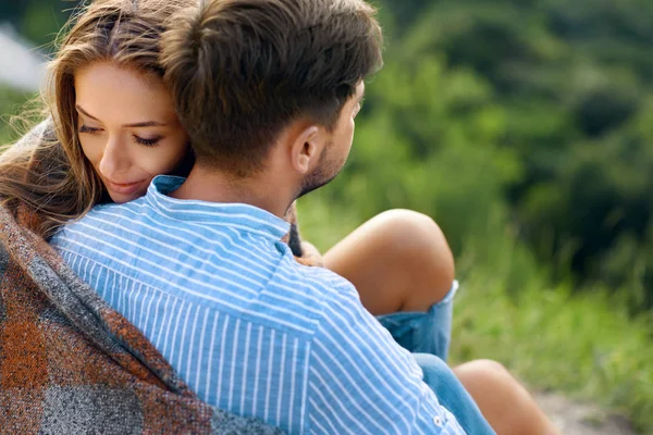 Casal bonito no amor abraçando uns aos outros na natureza . — Fotografia de Stock