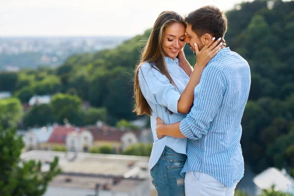 Beautiful Couple verliefd omhelzen elkaar In de natuur. — Stockfoto