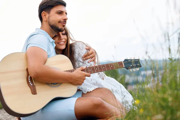 Casal bonito no amor no piquenique na natureza — Fotografia de Stock