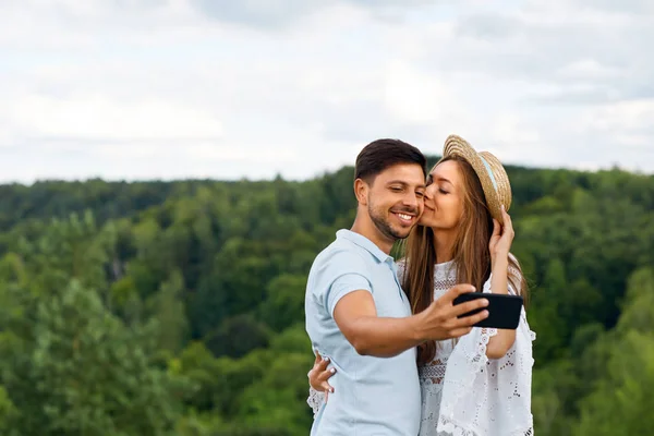 Romantyczny. Szczęśliwa para w miłości robienia zdjęć na telefon w przyrodzie — Zdjęcie stockowe
