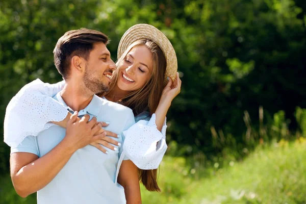 Casal bonito no amor abraçando uns aos outros na natureza . — Fotografia de Stock