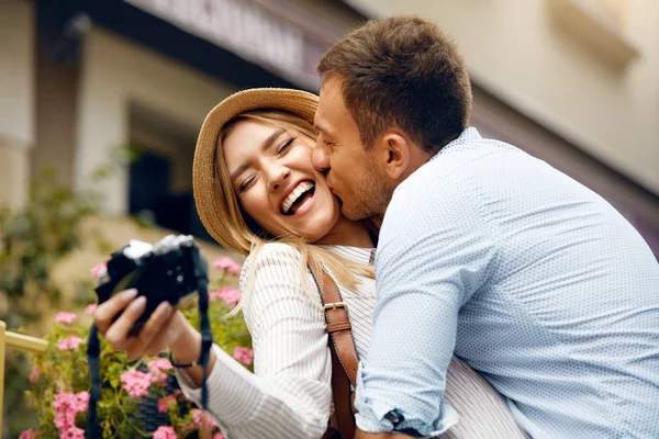 Schönes lächelndes Paar, das Spaß auf Reisen hat, Fotos macht — Stockfoto