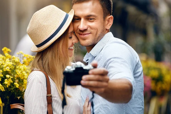 Bella coppia sorridente Divertirsi Viaggiare, Scattare Foto — Foto Stock