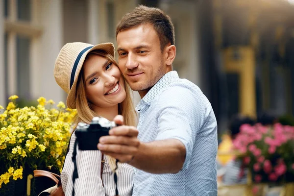 Bella coppia scattare foto con fotocamera su strada . — Foto Stock