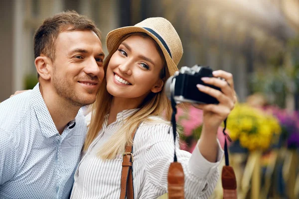 Beautiful Couple Taking Photos With Camera On Street. — Stock Photo, Image