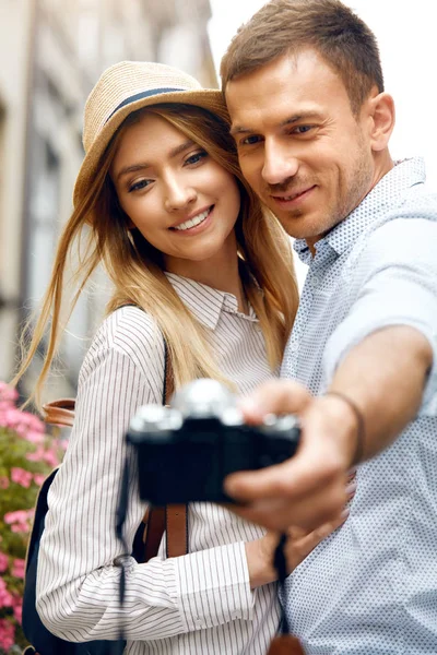 Romantic Couple In Love Taking Photos On Street. — Stock Photo, Image