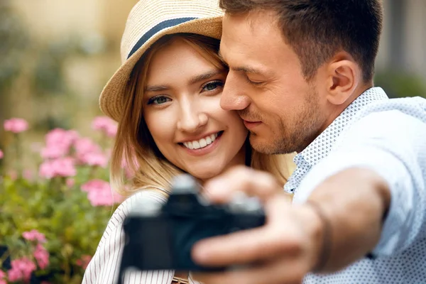 Romantiska par i kärlek att ta foton på gatan. — Stockfoto