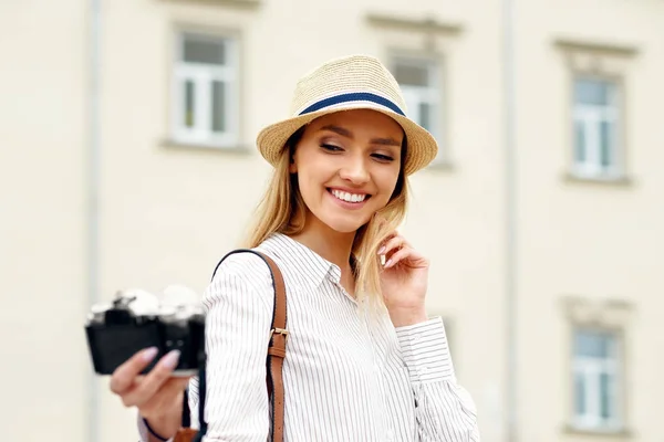 Krásná šťastná dívka fotografování na kameru. — Stock fotografie