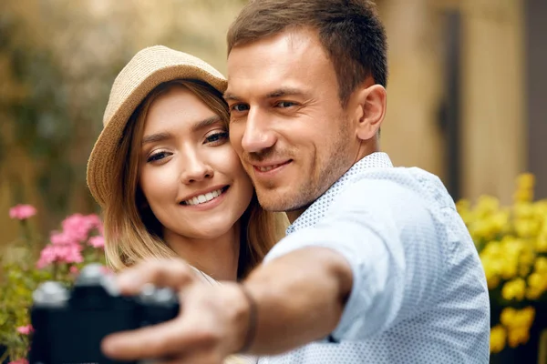 Pareja romántica enamorada tomando fotos en la calle . — Foto de Stock