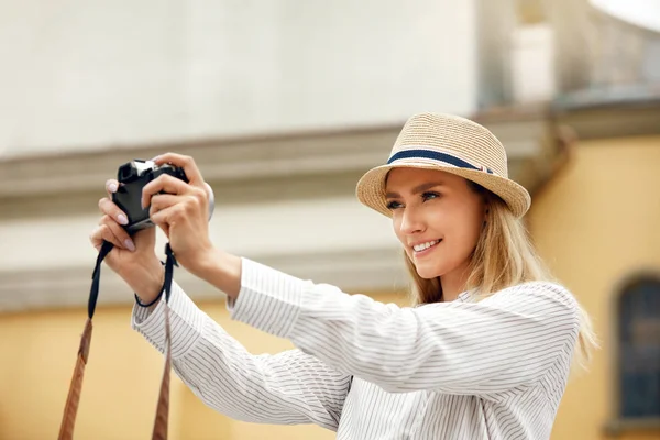 Menina feliz bonita tirando fotos na câmera . — Fotografia de Stock