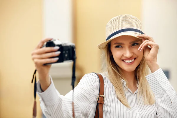 Όμορφο ευτυχισμένο κορίτσι λαμβάνοντας φωτογραφίες στην κάμερα. — Φωτογραφία Αρχείου