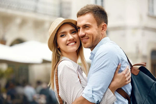 Glücklich lächelndes Paar zusammen auf der Straße — Stockfoto