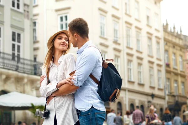 Pareja enamorada. Gente romántica feliz en la calle — Foto de Stock