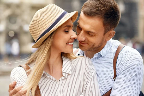 Amor. Pareja romántica juntos en la calle — Foto de Stock