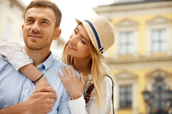 Couple amoureux. Heureux les gens romantiques dans la rue — Photo