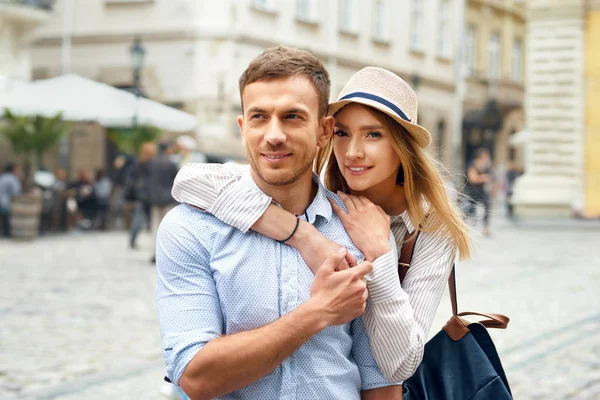 Um casal apaixonado. Pessoas românticas felizes na rua — Fotografia de Stock