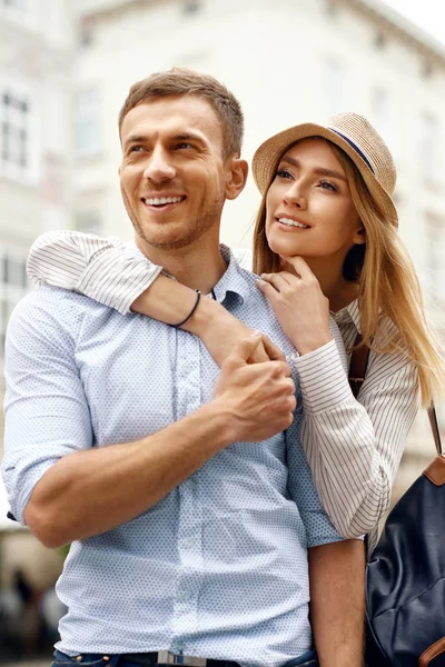 Pareja enamorada. Gente romántica feliz en la calle — Foto de Stock