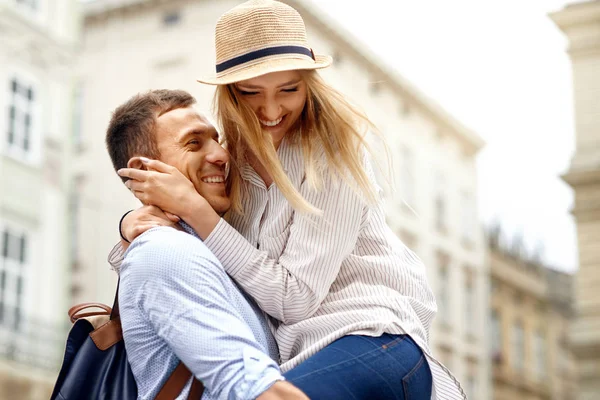 Pareja feliz enamorada divirtiéndose en la calle — Foto de Stock