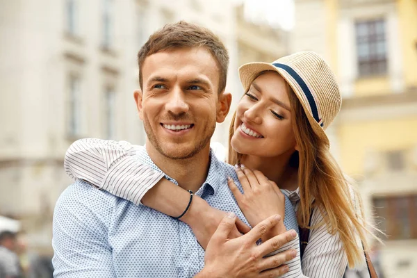 Couple amoureux. Heureux les gens romantiques dans la rue — Photo