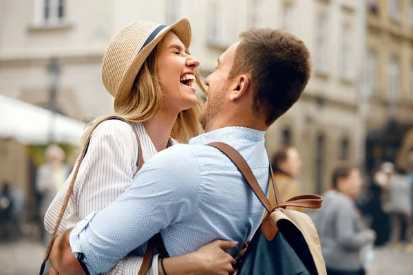 Pareja feliz enamorada divirtiéndose en la calle — Foto de Stock