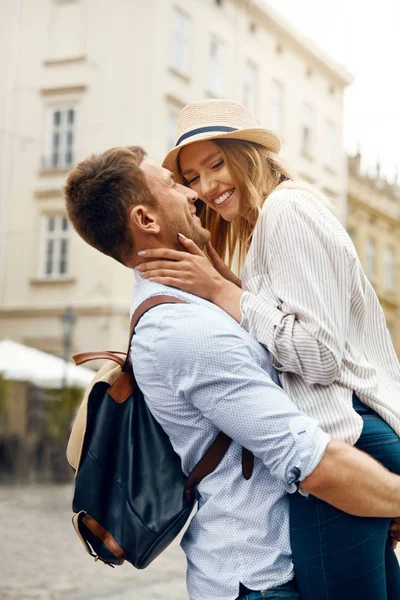 Pareja feliz enamorada divirtiéndose en la calle — Foto de Stock